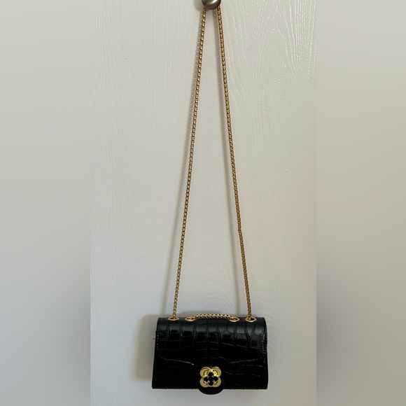 Crossbody Chain Handbag Black With Gold Hardware NEW - Picture 2 of 6